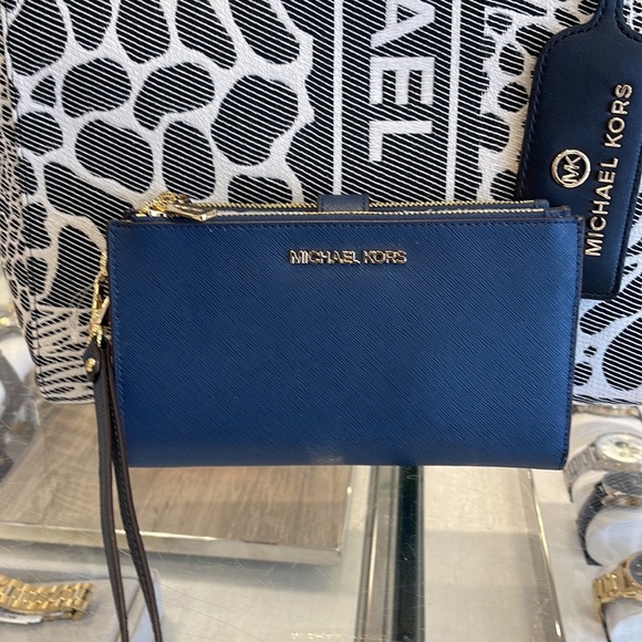 MICHAEL KORS LARGE DOUBLE ZIP WRISTLET WALLET PHONE CASE
Navy
NWT - Picture 15 of 16